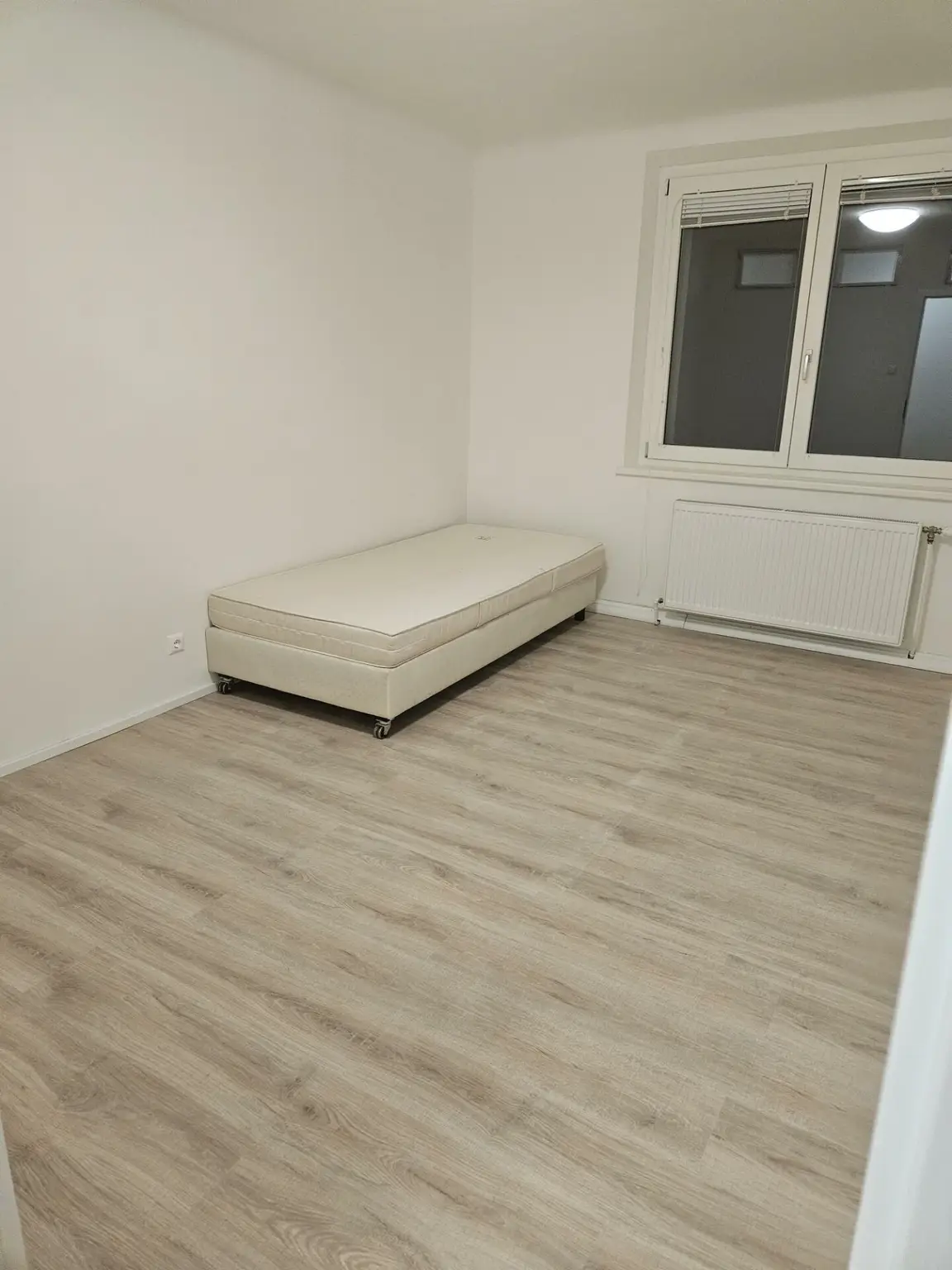Zimmer Nr. 1 in einer reinen Mädchen - Wohngemeinschaft ist ab August 2025 verfügbar!