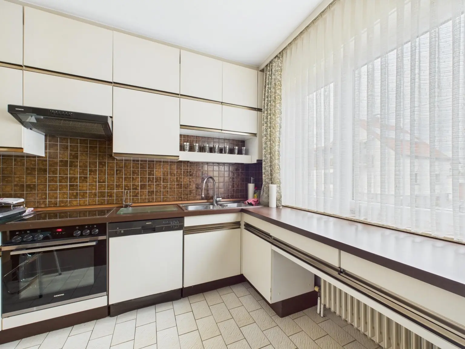 ANSFELDEN: Wohnhaus mit ca. 126,7 m² Wohnfläche auf EINER EBENE (Erstbezug 1976) + Garage