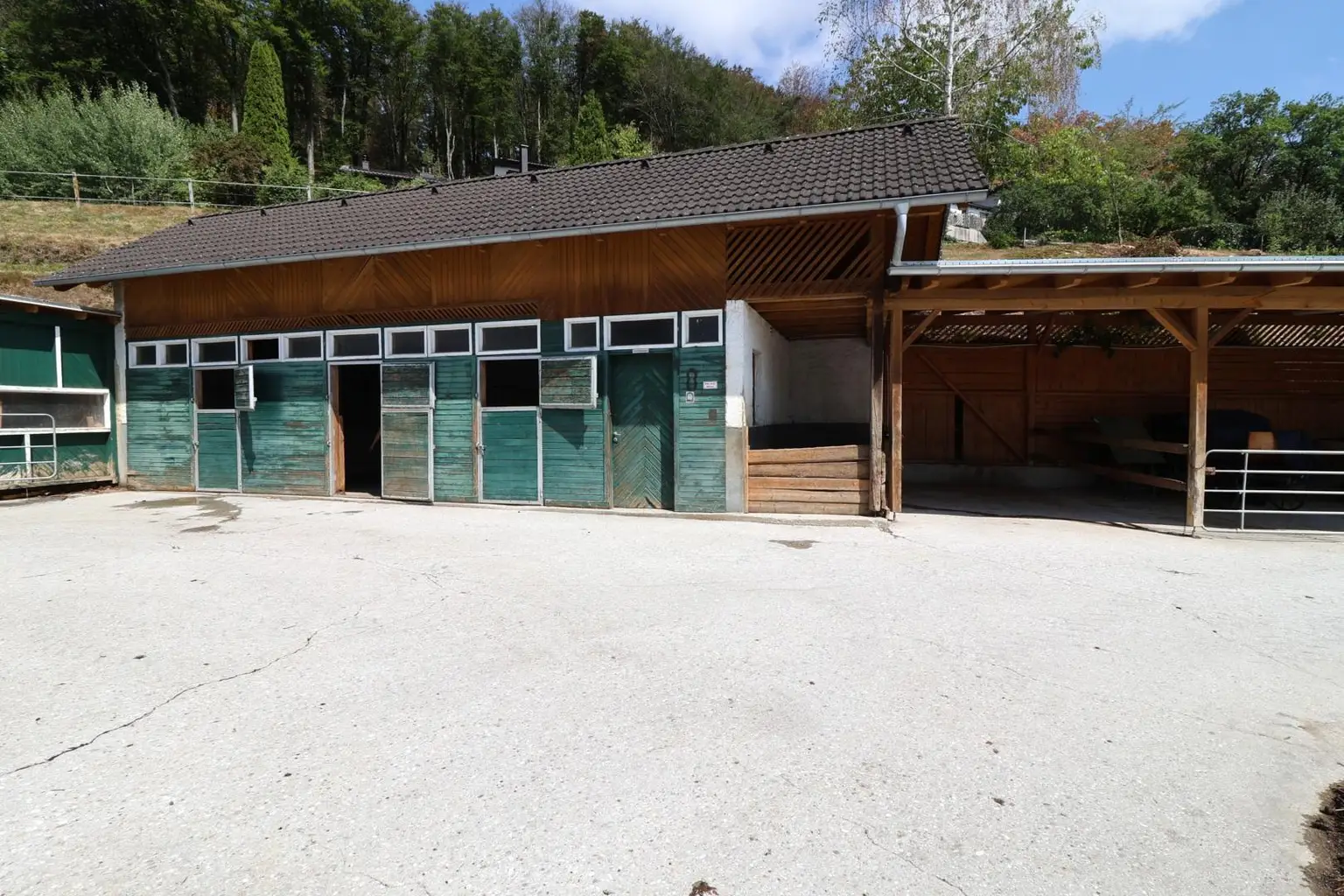 Vorplatz mit Stallungen