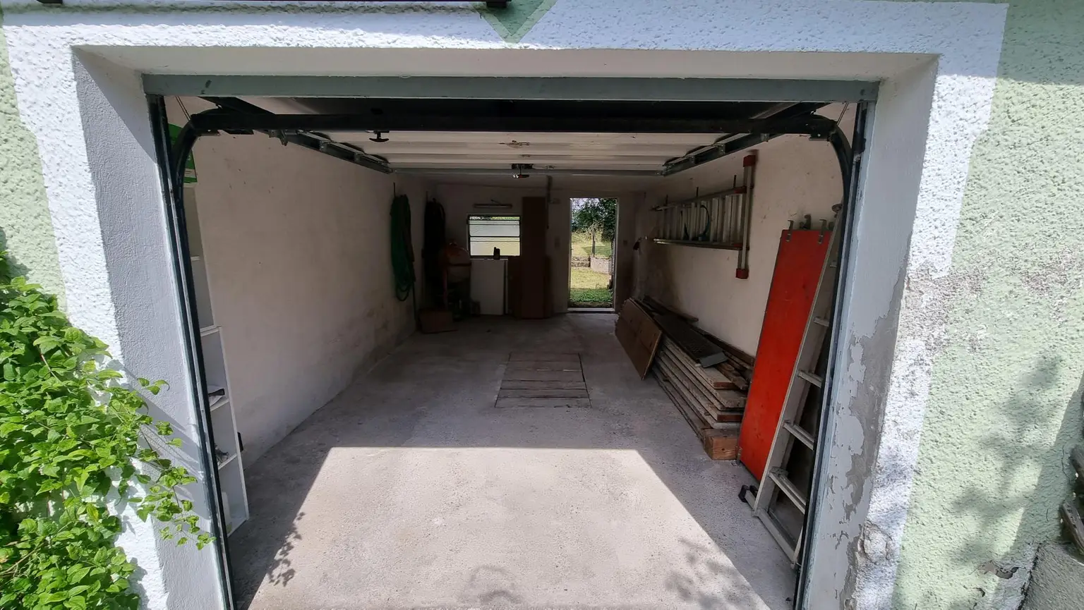 Charmantes Einfamilienhaus in ruhiger Grünlage – innen renoviert und bezugsbereit