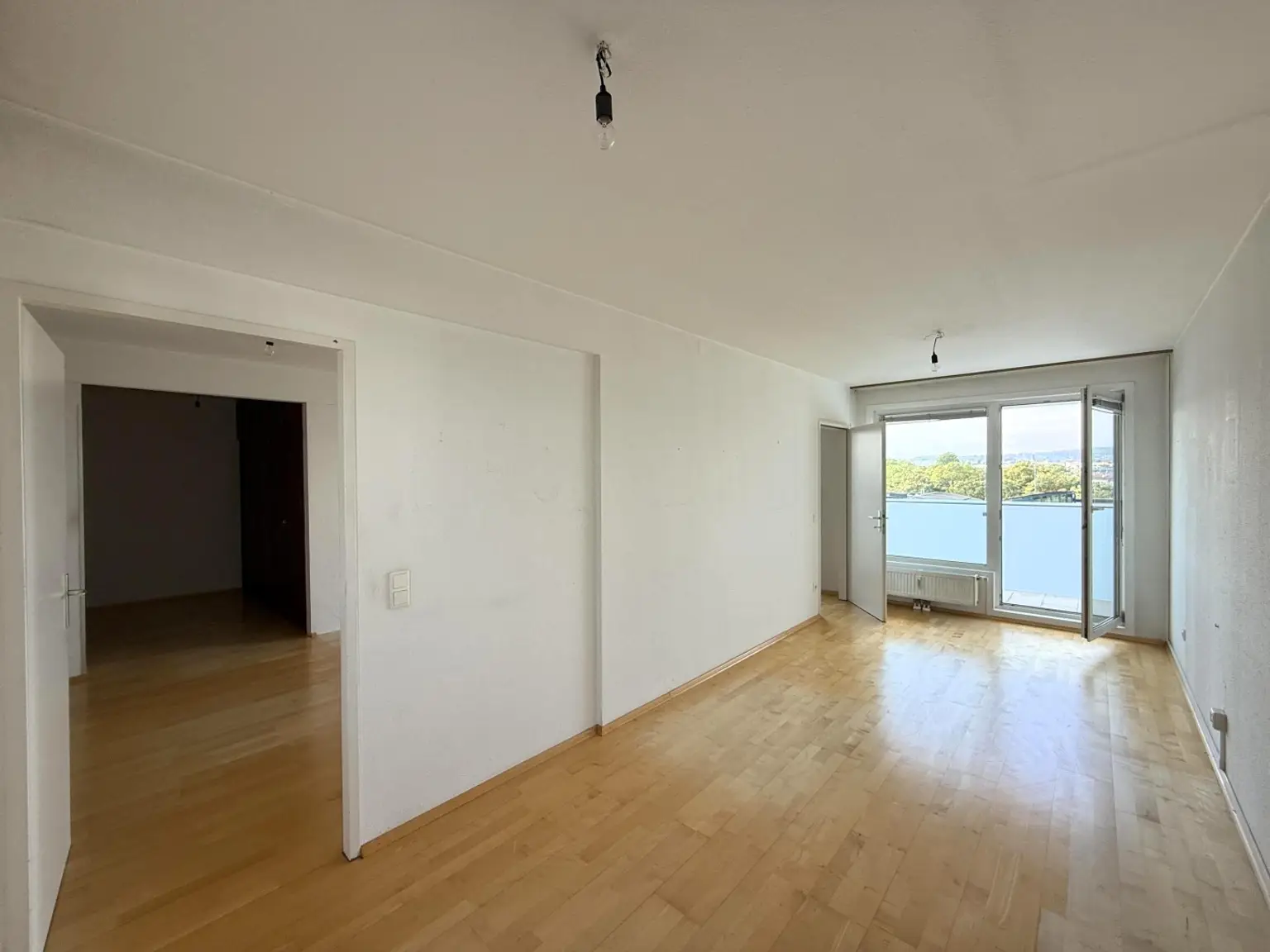 Eine helle, renovierungsbedürftige 3-Zimmer Wohnung // A bright 3-room apartment in need of renovation //
