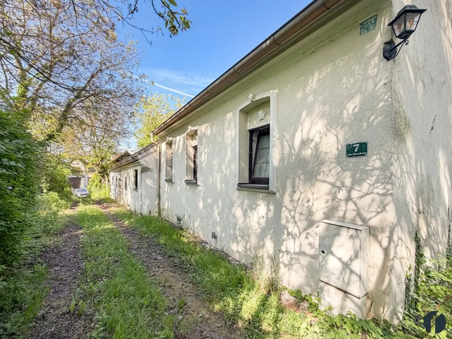 Außenansicht vom Weinkeller samt Wohnhaus