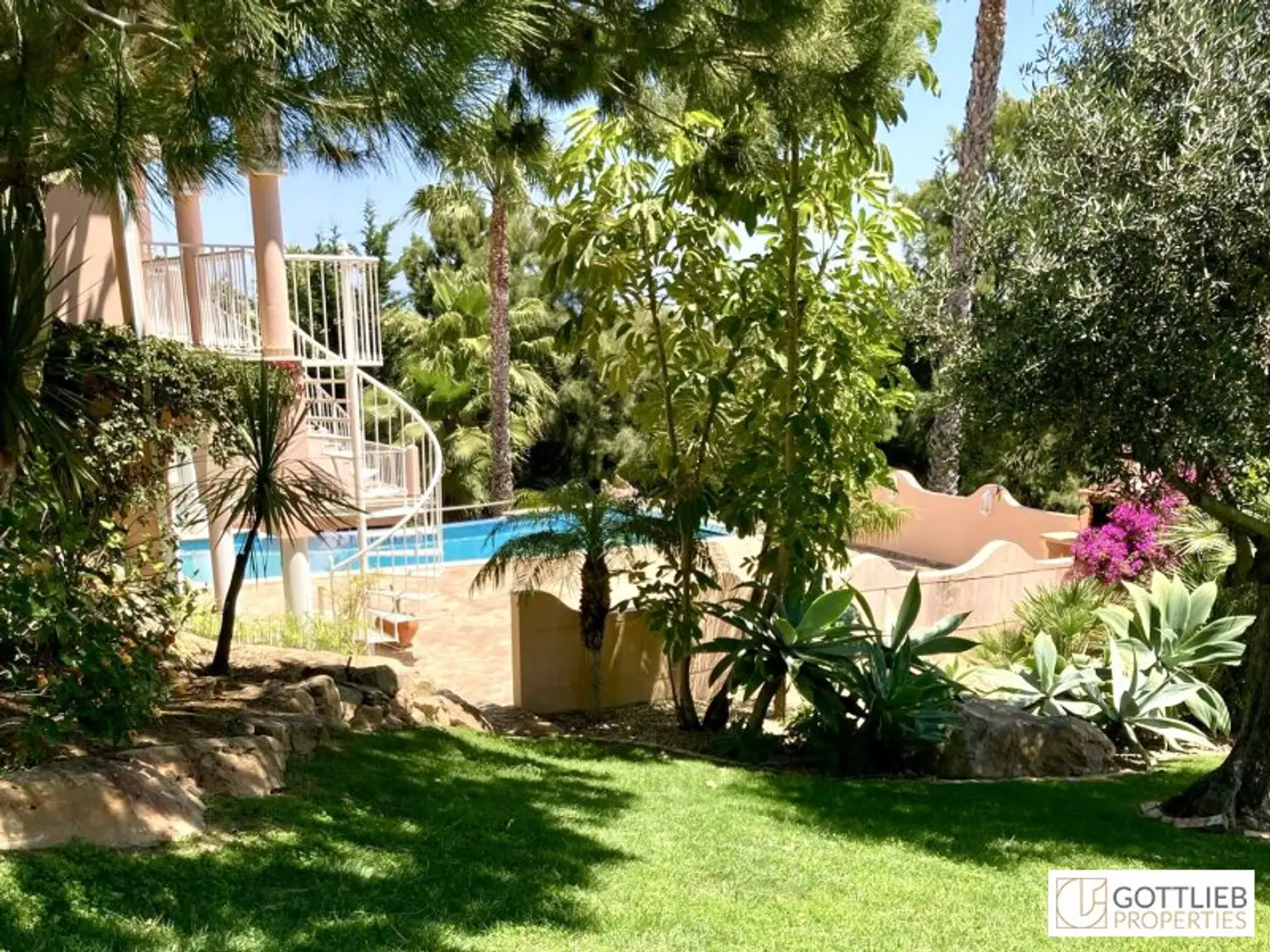 Uneinsehbare Villa mit Terrassen und großem Garten, Swimmingpool und Meerblick