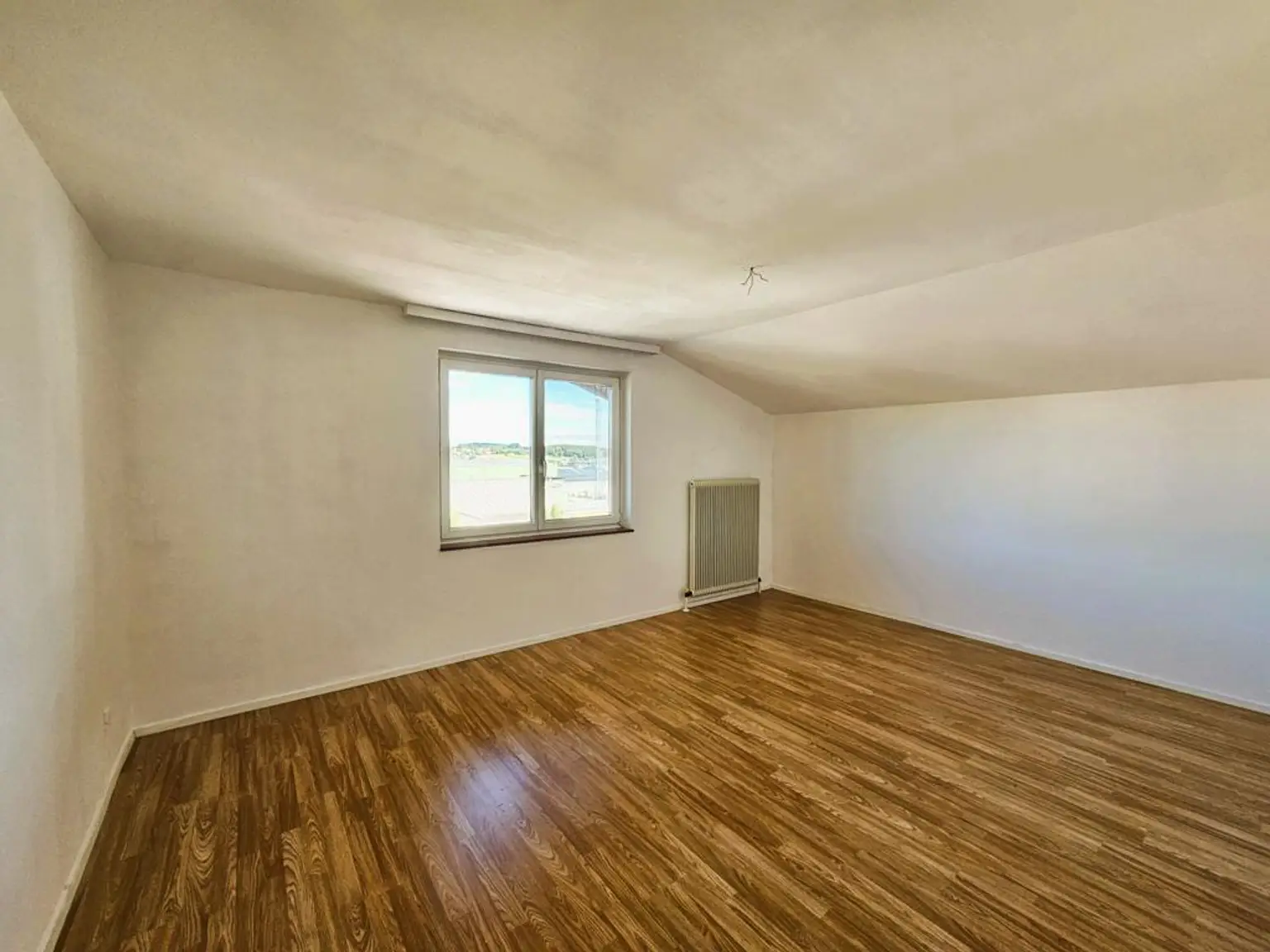 Helle 3-Zimmer-Mietwohnung in zentraler Lage von Pinsdorf mit Balkon & Gebirgsblick