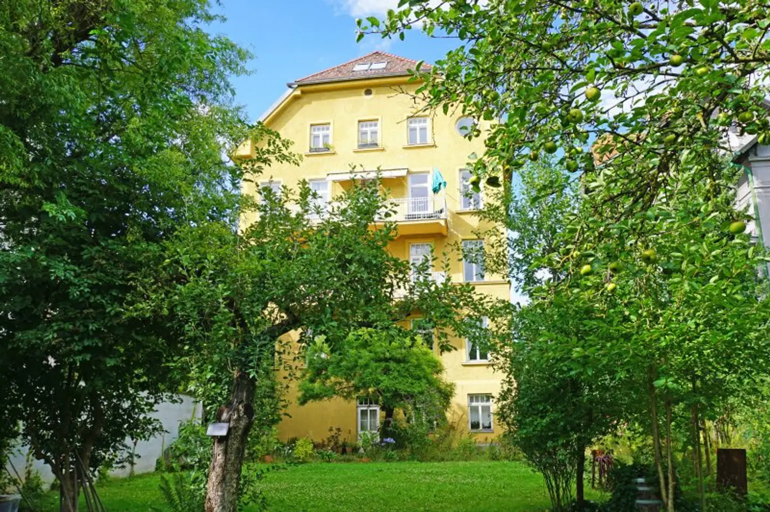 Altbauflair trifft Naturidylle am Wienflussweg – Wohnen am Stadtrand mit Südbalkon und Garten