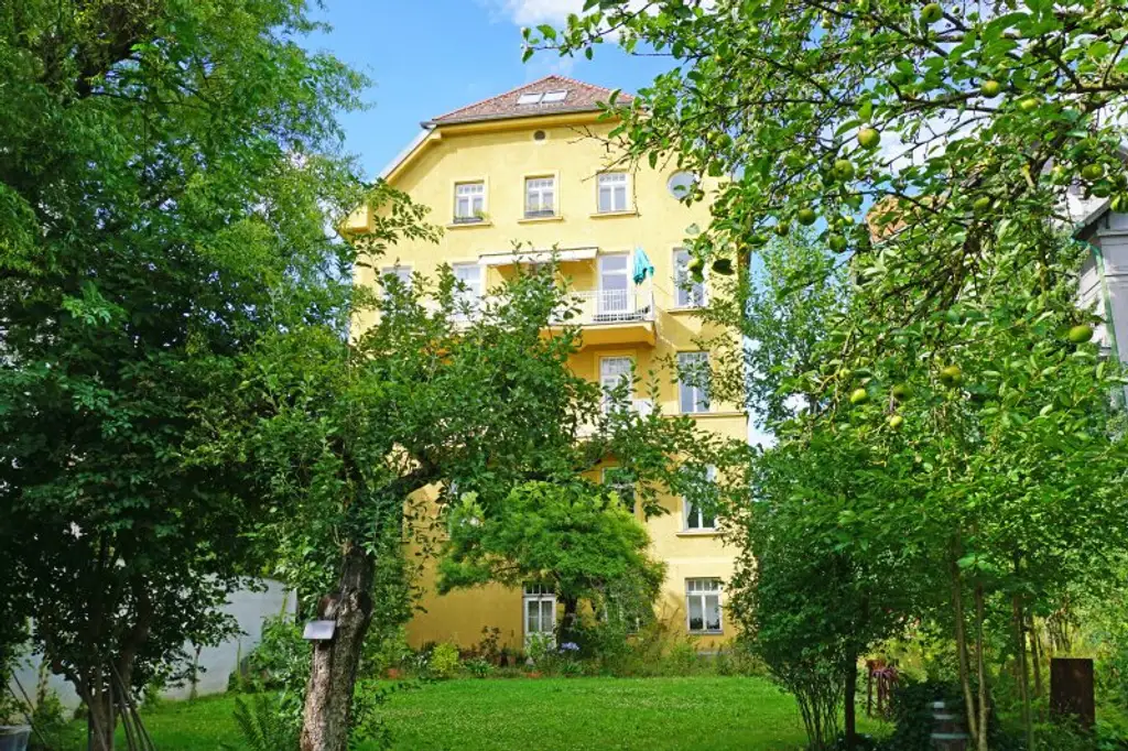 Altbauflair trifft Naturidylle am Wienflussweg – Wohnen am Stadtrand mit Südbalkon und Garten