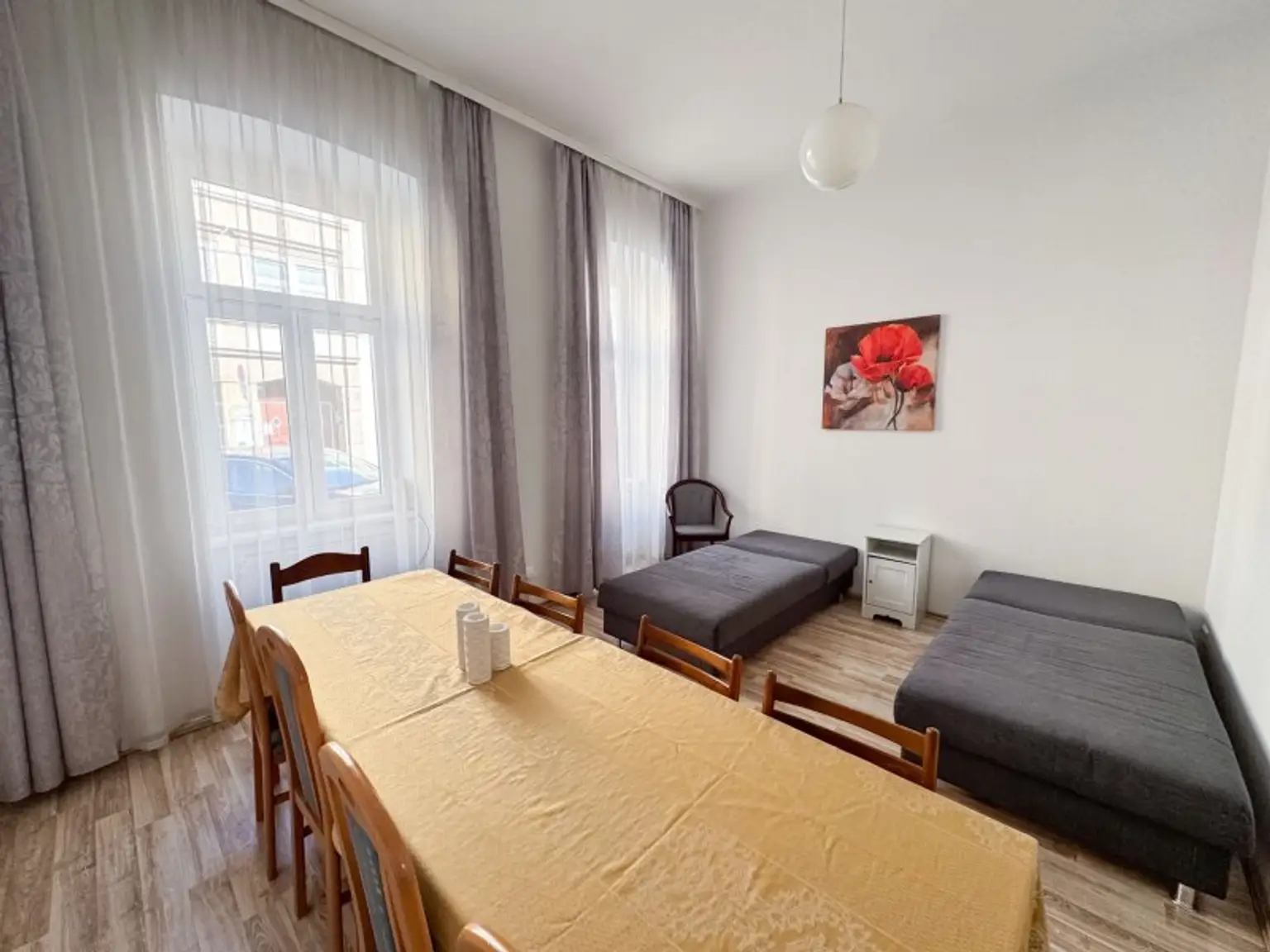 Büro / Ordination im Erdgeschoss mit Terrasse! 95,70 m2 Vier separate Räume mit 47 m2 Kellerfläche! Nähe Thaliastraße!