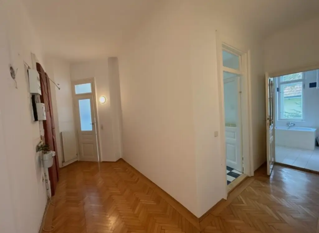 Exklusives Altbaujuwel in Gersthof – Sanierungsbedürftige 3,5-Zimmer-Wohnung mit Balkon in Zinsvilla