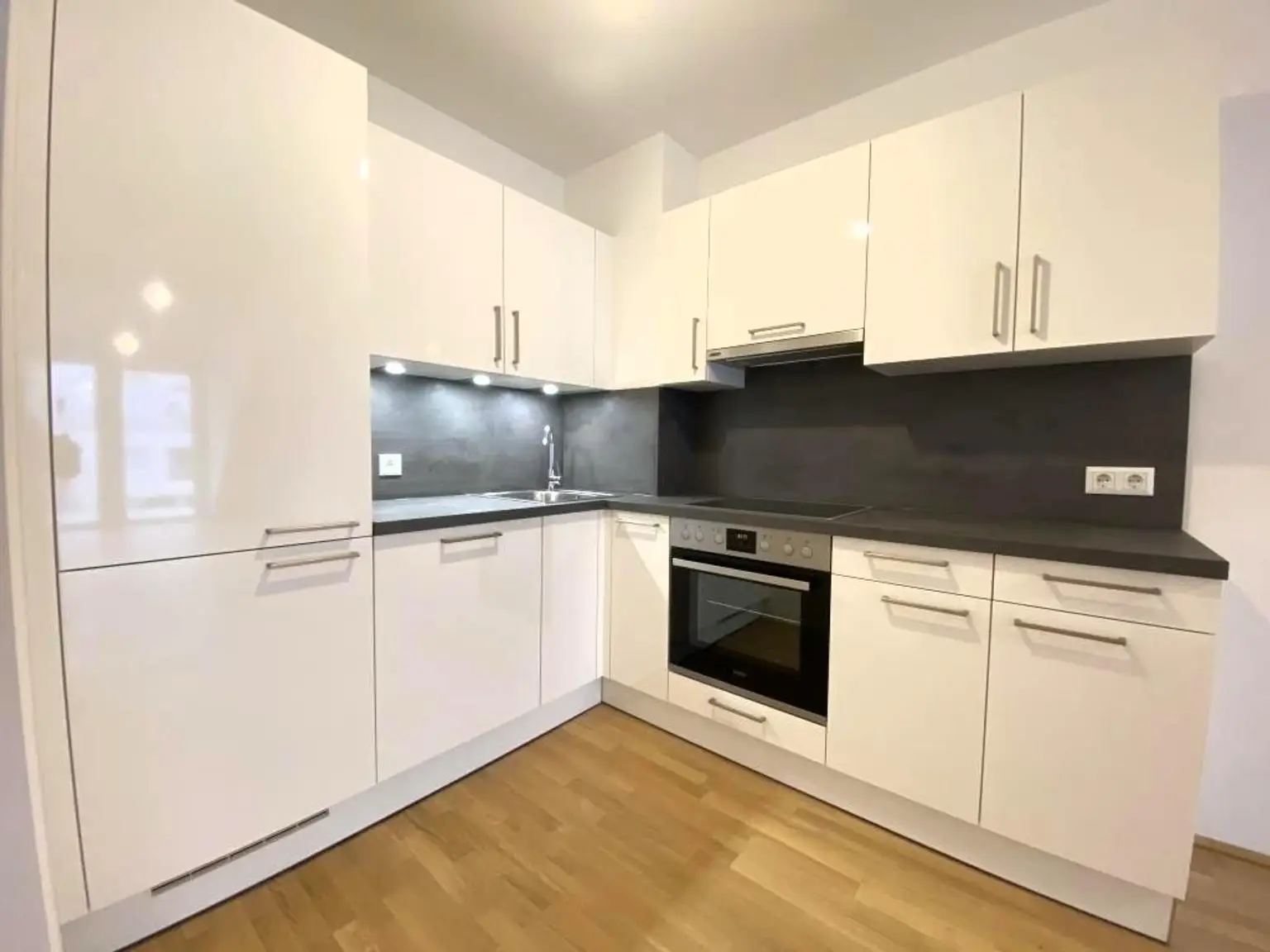 Koloniestraße: Hochwertige Neubauwohnung mit MEGA-13m²-BALKON!!!