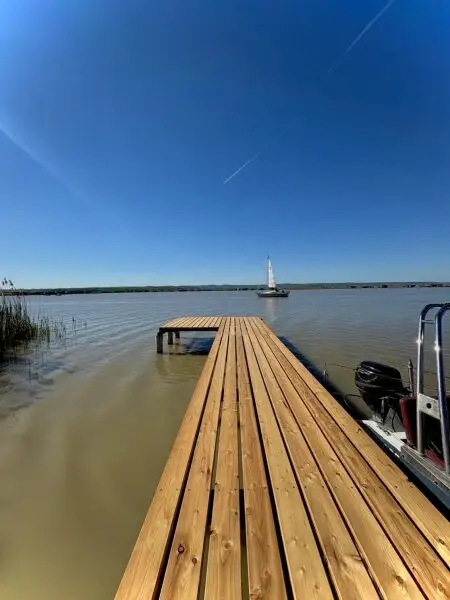 PRIVATSPHÄRE und FLIESSWASSER - FLACHDACHHÜTTE IN DER RUSTER BUCHT AUF PACHTGRUND ZU KAUFEN