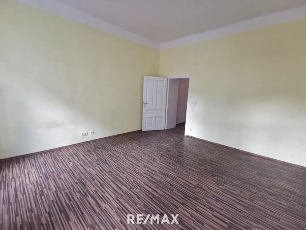 1 Zimmer Wohnungen, 2 Stück im gleichen Haus, zum sanieren. Im 1. Stock mit Aufzug.