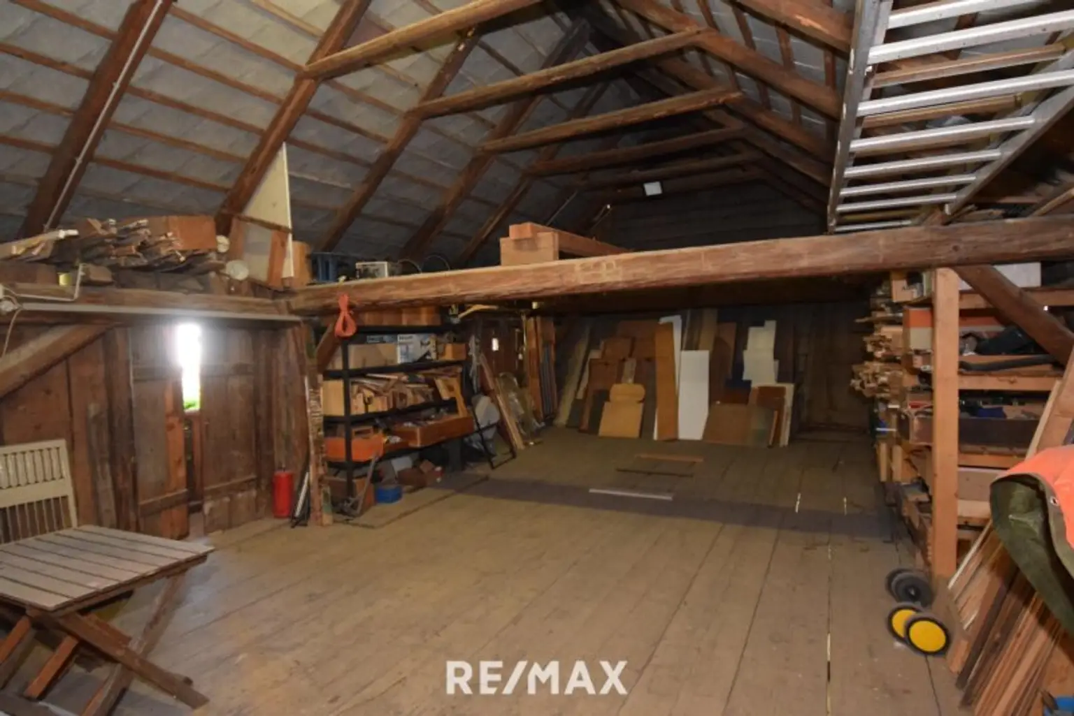 geräumiger Dachboden