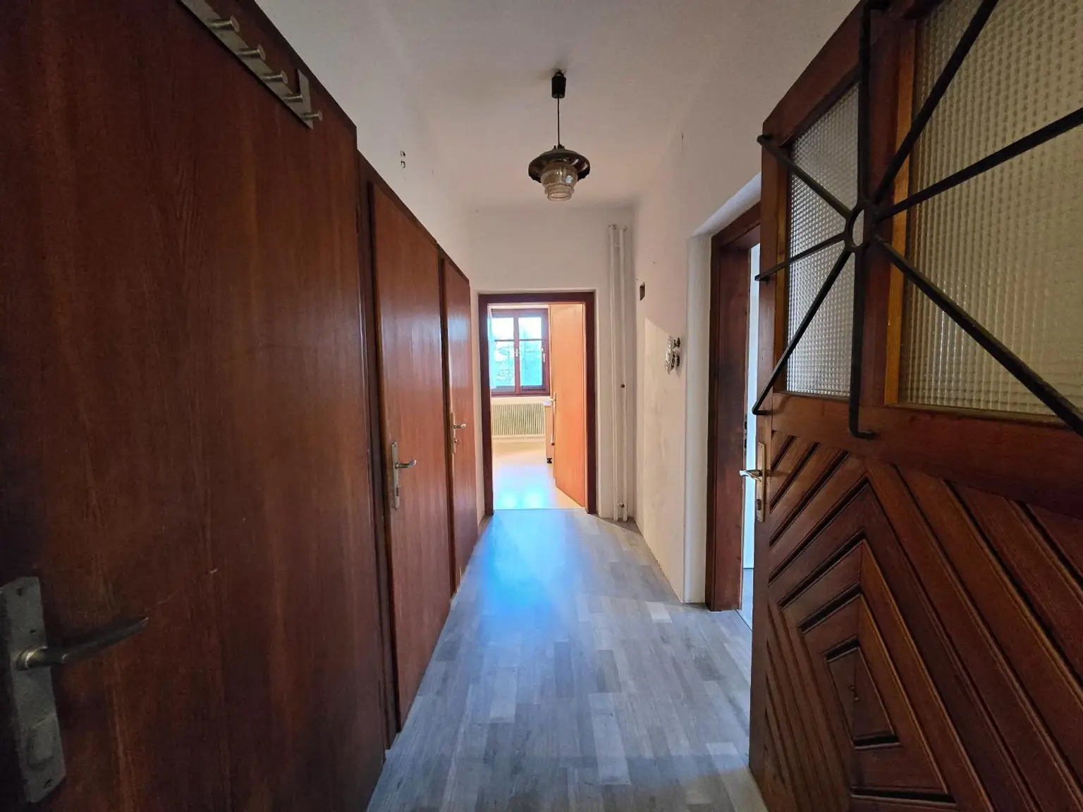 Haus mit zwei Wohneinheiten und Gartenidylle