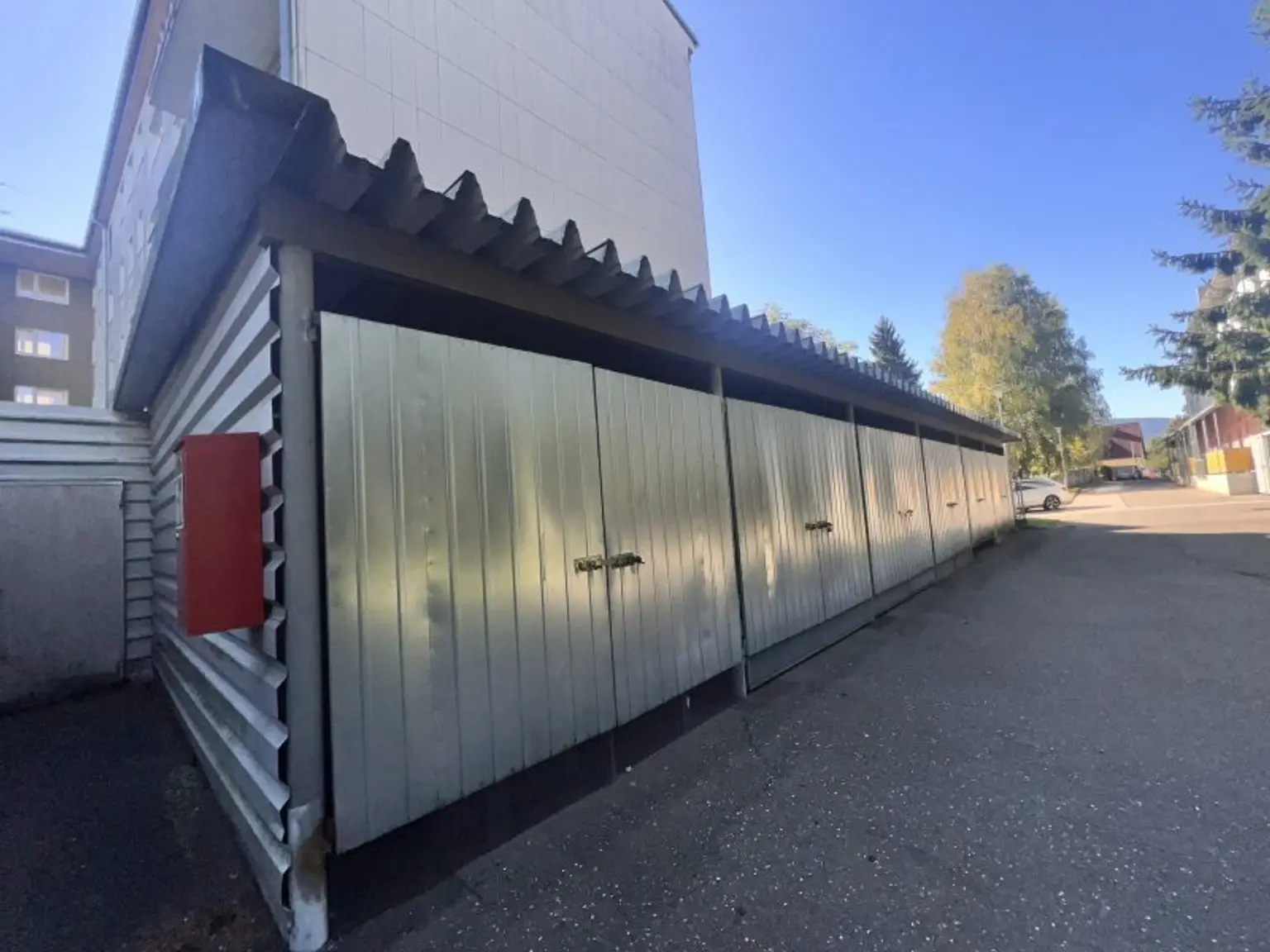 Geschäftshaus mit Wohnung + privatem Wohnhaus mit Pool und wunderschönem Garten – vielseitig nutzbar und top gelegen