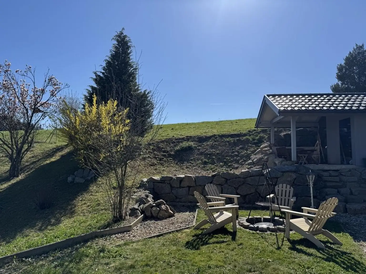 Garten Feuerstelle mit oberer Gartenhütte