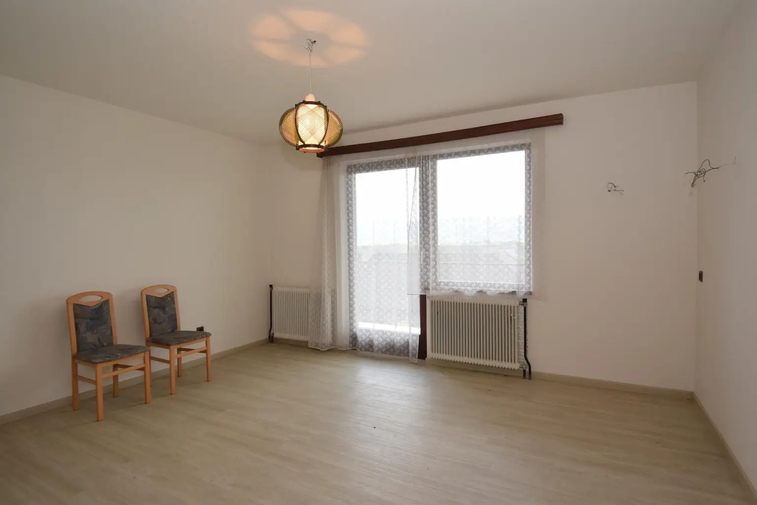 Zimmer im Obergeschoß mit Balkonzugang