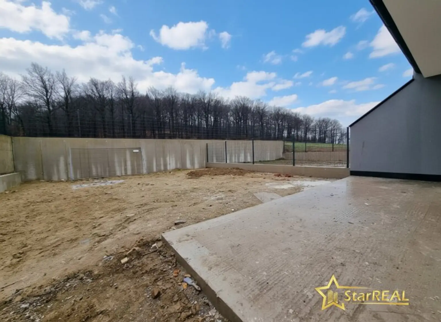 KURZ VOR FERTIGSTELLUNG! 208 m² NFL! 5-ZIMMER, KELLER, BALKON, TERRASSE, CARPORT UND GROSSER GARTEN. ZIEGELQUALITÄT MIT UNVERBAUBAREM GRÜNBLICK.