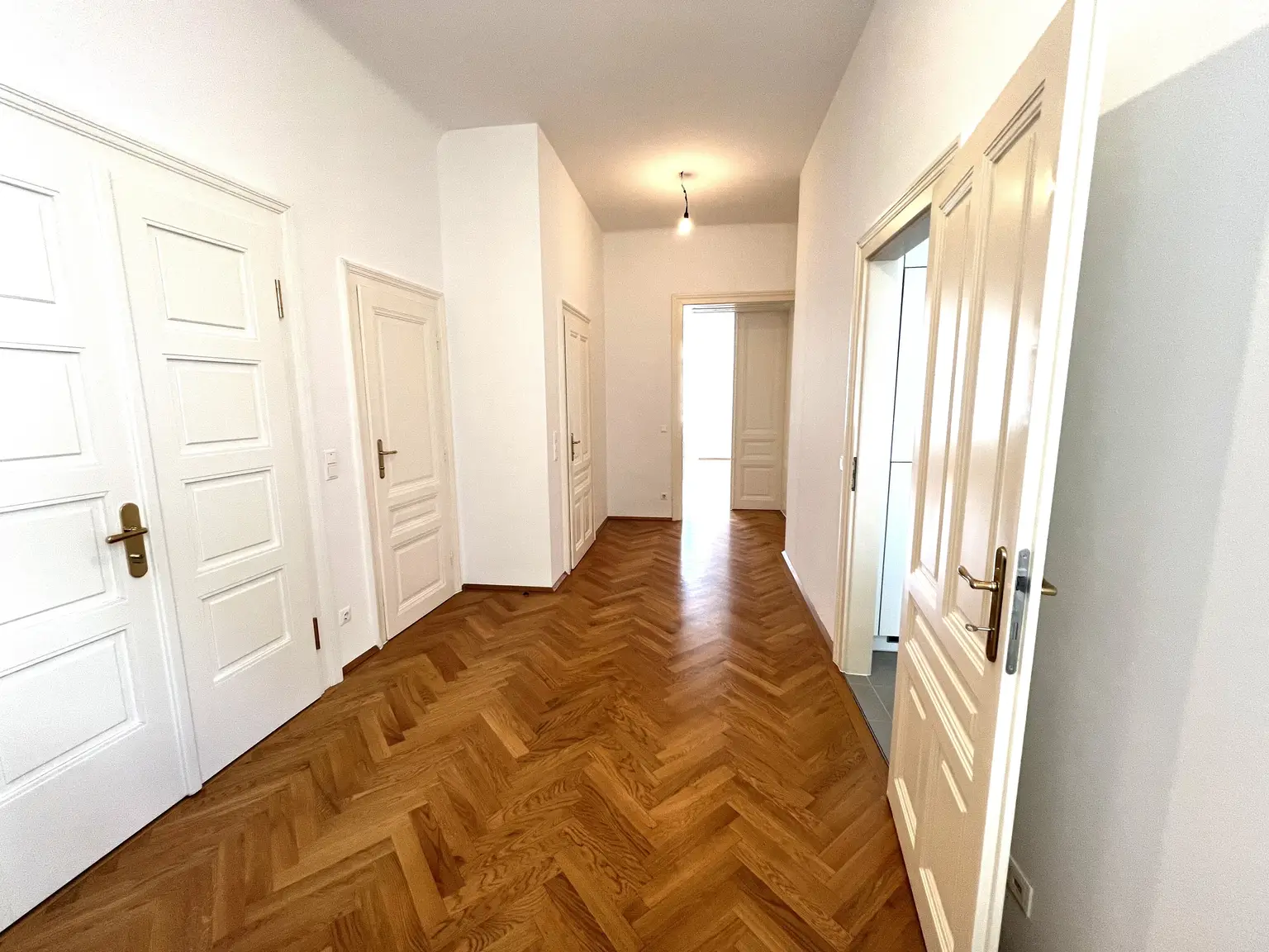 UNBEFRISTET und RENOVIERT: Wohnen in Bestlage in einer 4-Zimmer Altbauwohnung