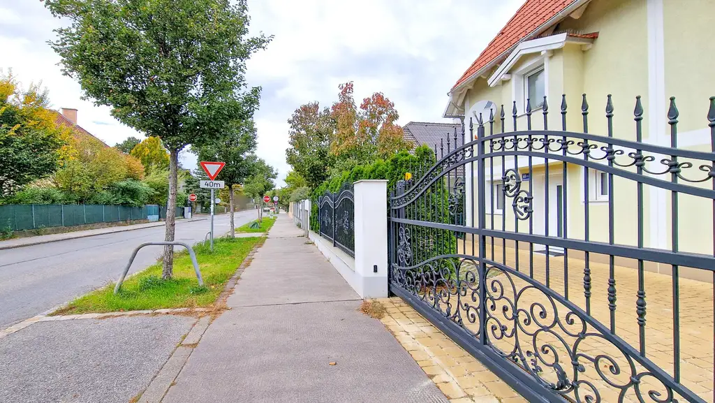 Niedrigenergie-Doppelhaushälfte in Mauer. 5 Zimmer, Terrasse, Garten und Autostellplatz
