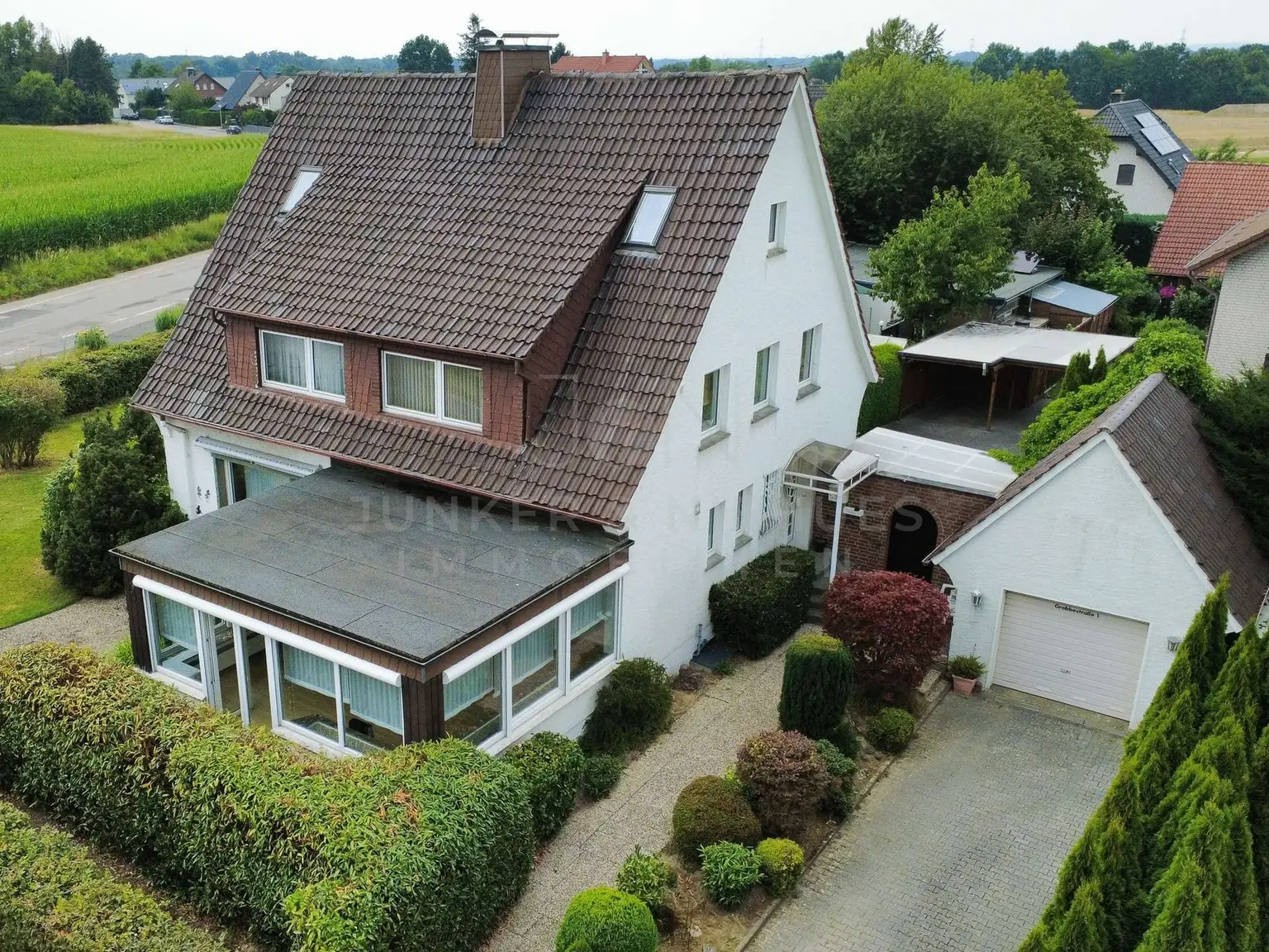 Hausansicht + Einfahrt