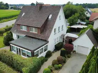 Hausansicht + Einfahrt