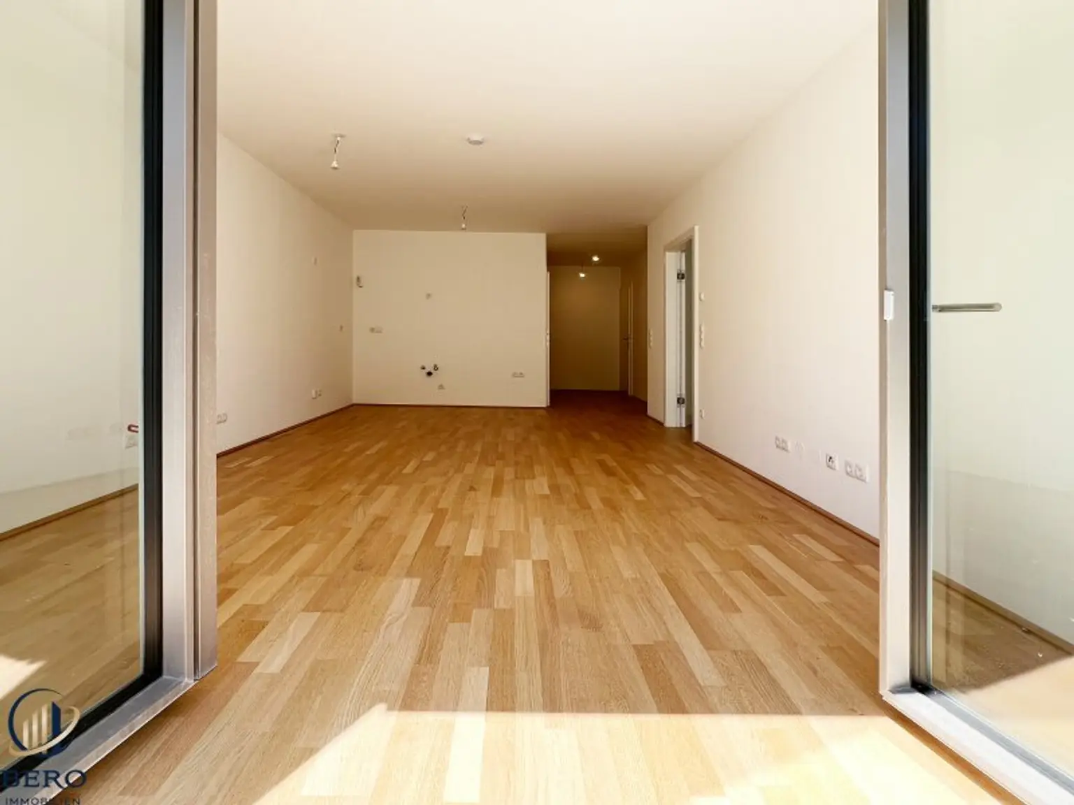 Blick vom Garten in das Wohnzimmer