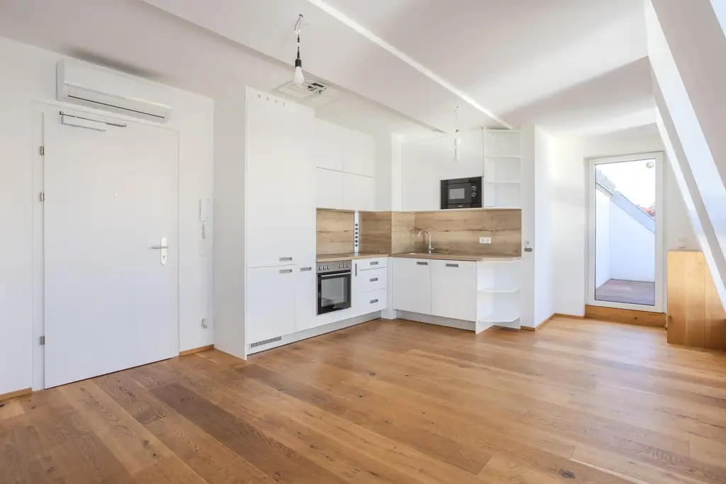 "Helles Dachgeschoss, Garage, Klima nähe U1"