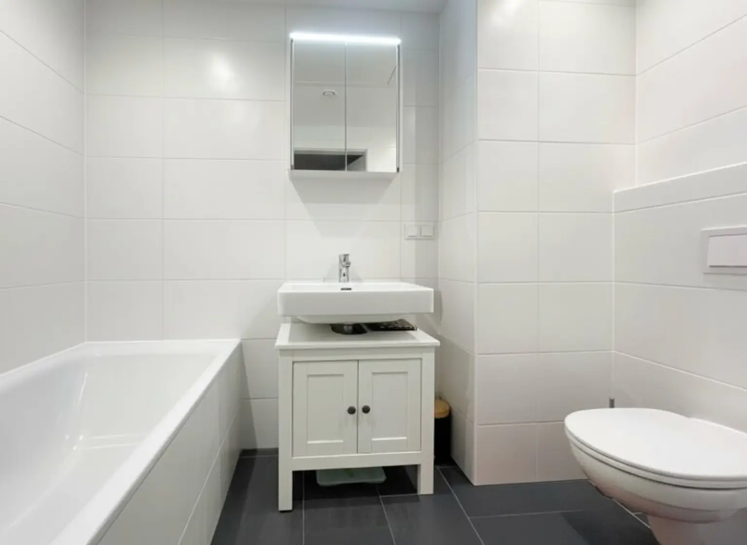 U3 Kendlerstraße: helle ruhige klimatisierte 2-Zimmer-Dachgeschosswohnung mit Loggia/Balkon