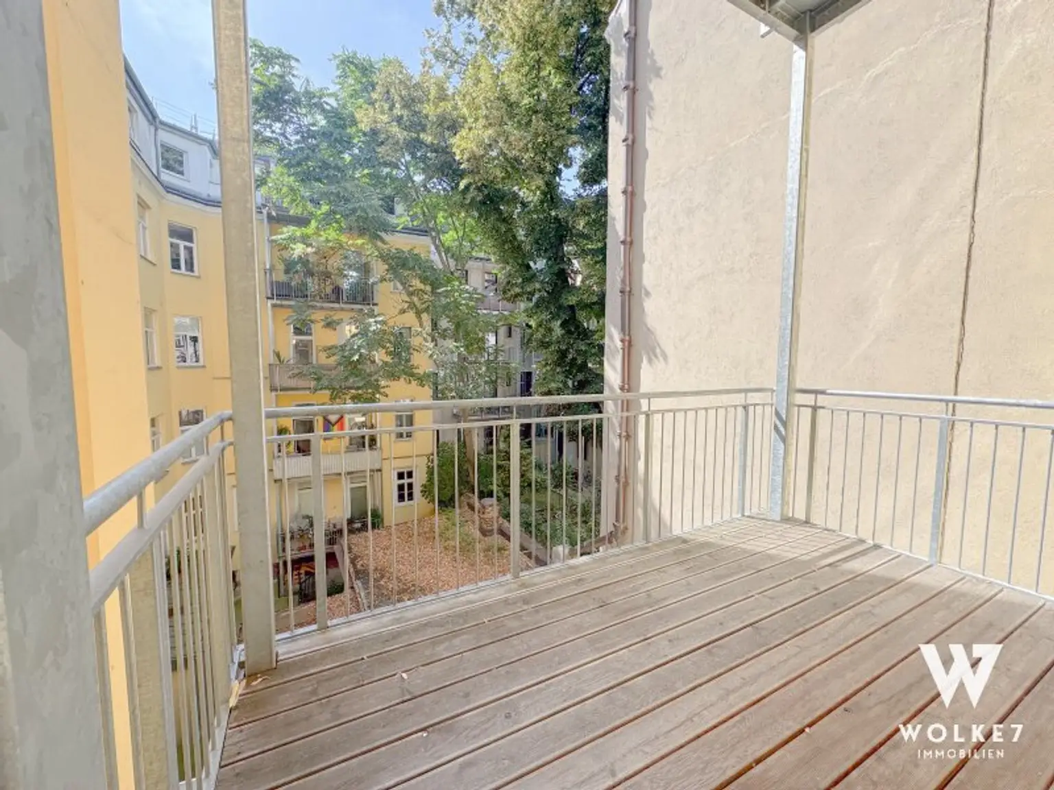 Lichtdurchflutete 2-Zimmer-Altbauwohnung mit Balkon ins Grüne – Innenhof-Ruhelage | U3 Johnstraße | Lift vorhanden