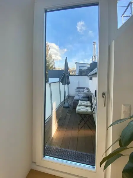 VOLL MÖBLIERTES traumhaft ruhiges Dachgeschoss-Appartement mit Terrasse und perfektem Öffi-Anschluß