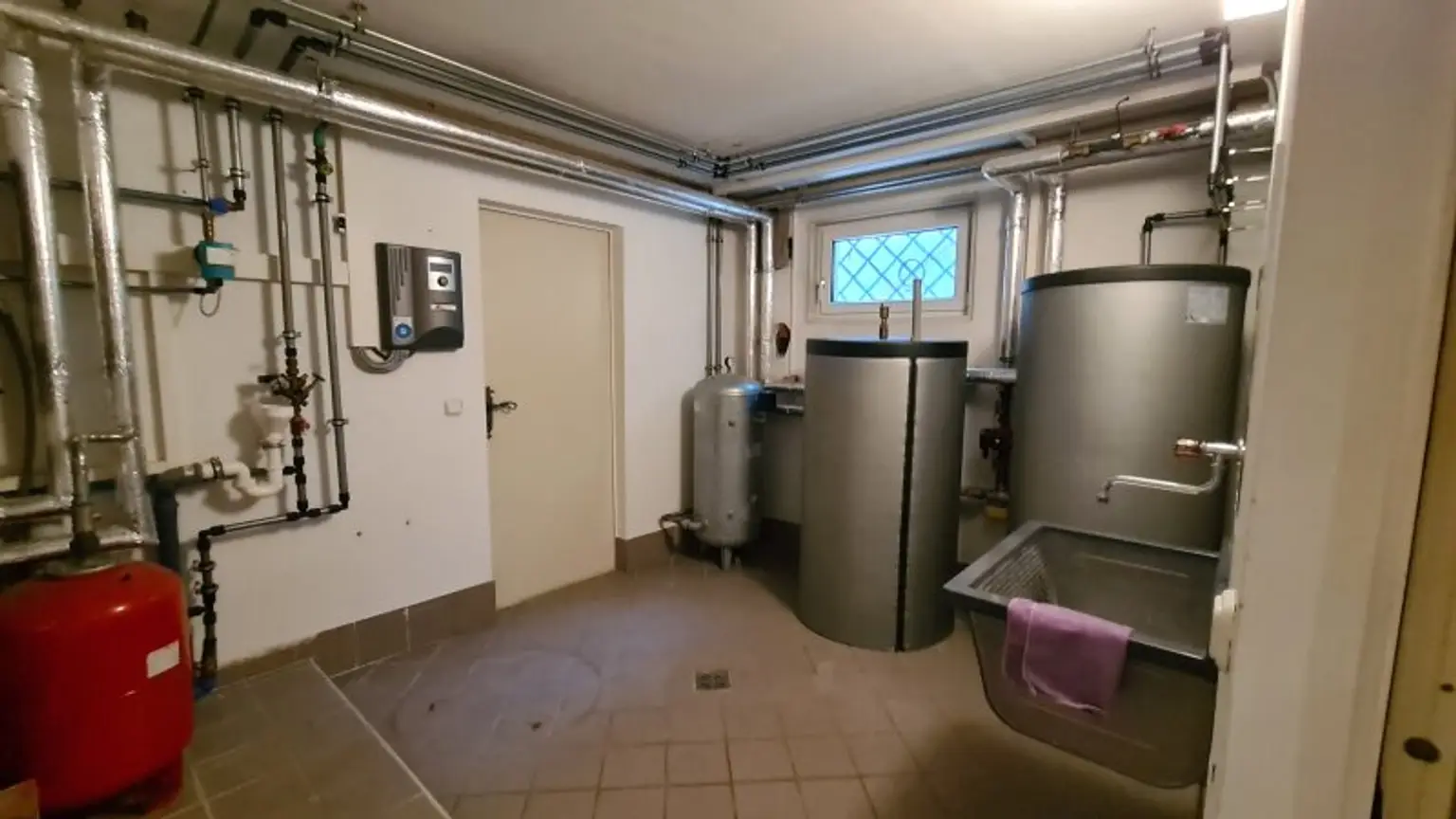 Sehr ruhige Siedlungslage - Riesige (teilbare)  Etagenwohnung mit 2 Balkonen, Garage, Sauna in einem sehr gepflegten Haus