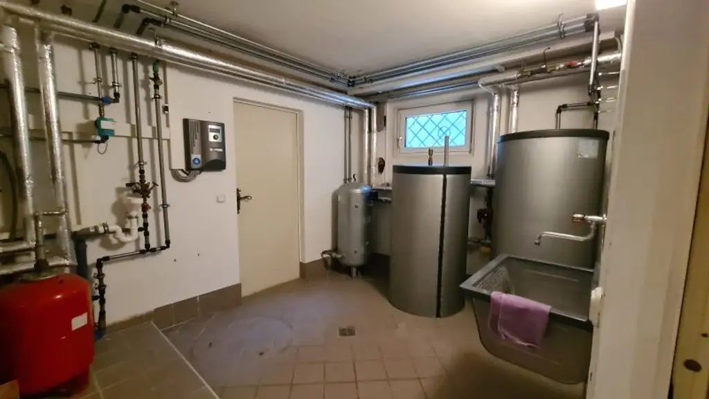 Sehr ruhige Siedlungslage - Riesige (teilbare)  Etagenwohnung mit 2 Balkonen, Garage, Sauna in einem sehr gepflegten Haus