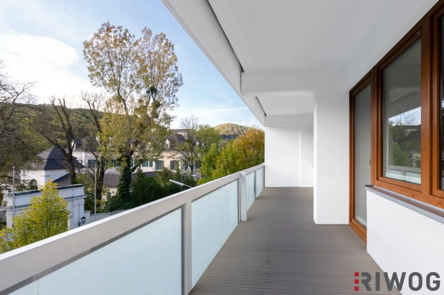 ERSTBEZUG nach Sanierung mit Blick auf Schloss Laudon  | ca. 16 m² Loggia  | Garagenplatz | Vollausgestattete Küche | Erholungsgebiet angrenzend