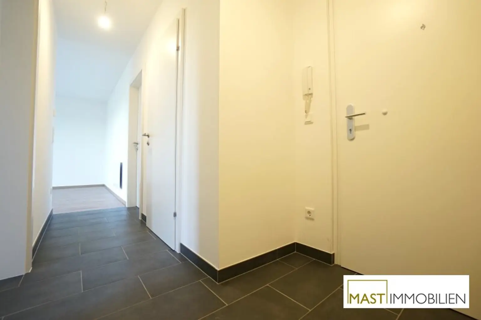 2 Zimmer Garten Wohnung inkl. EWE Einbauküche in optimaler Lage - inkl. PKW Abstellplatz