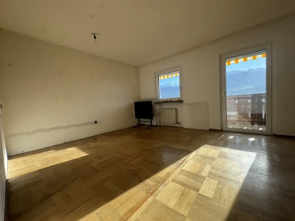 *geräumige 3 Zimmer Wohnung mit extra Küche, Balkon und Garage! Super schöne Aussicht inkludiert!