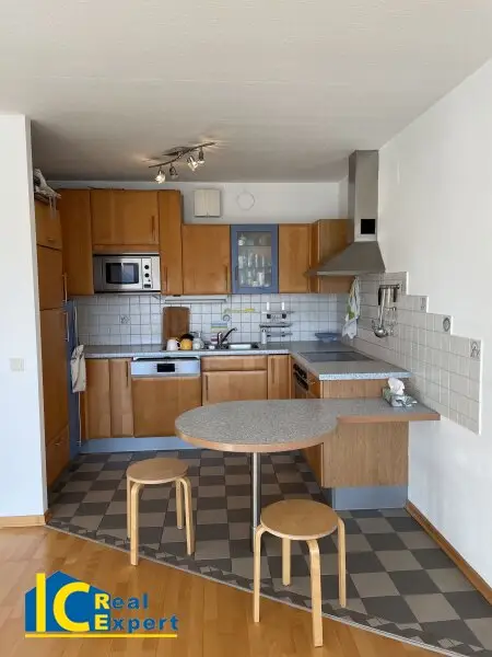 Vollholzküche mit kleinem Esstisch