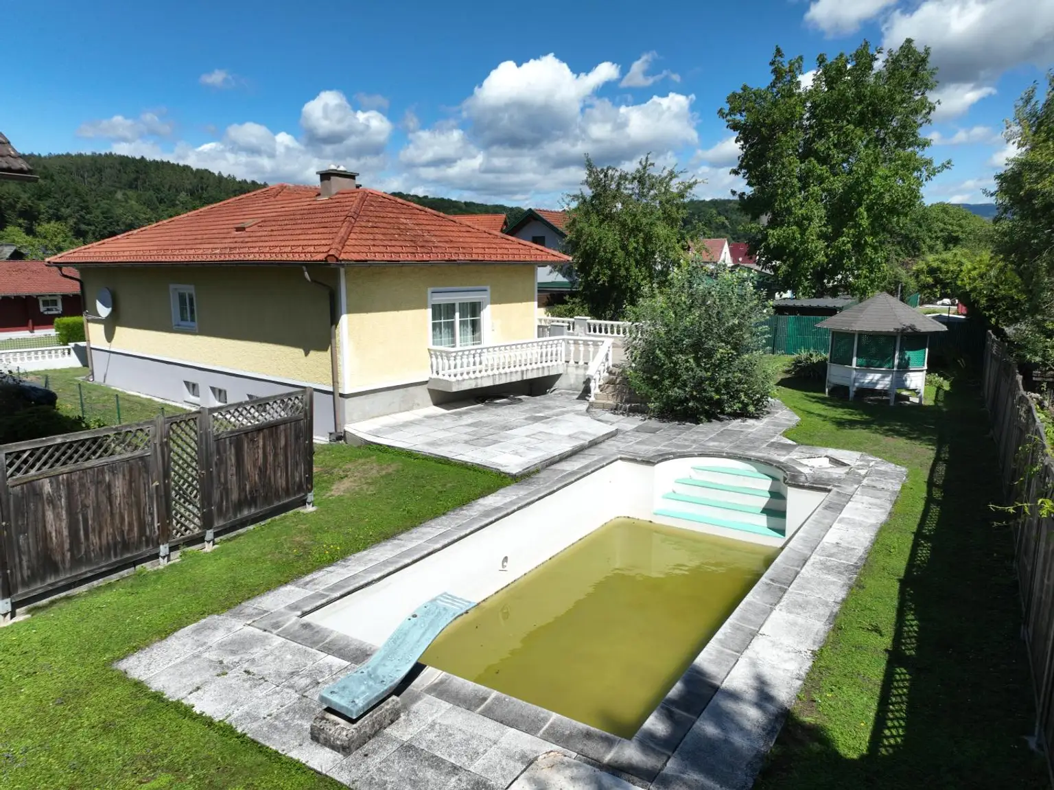 Netter Bungalow mit Garten und Pool
