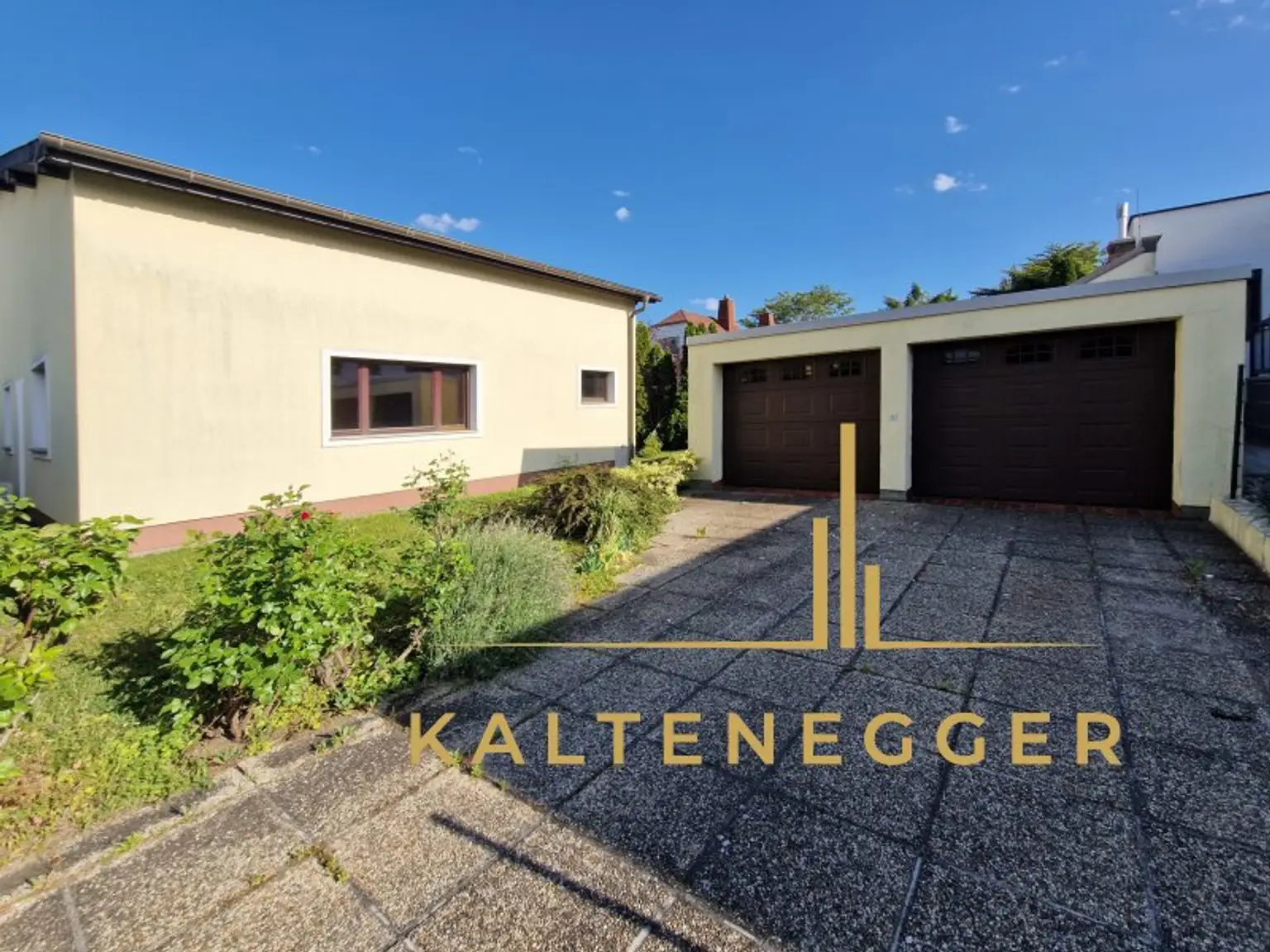 Haus Seitenansicht + 2 Garagen