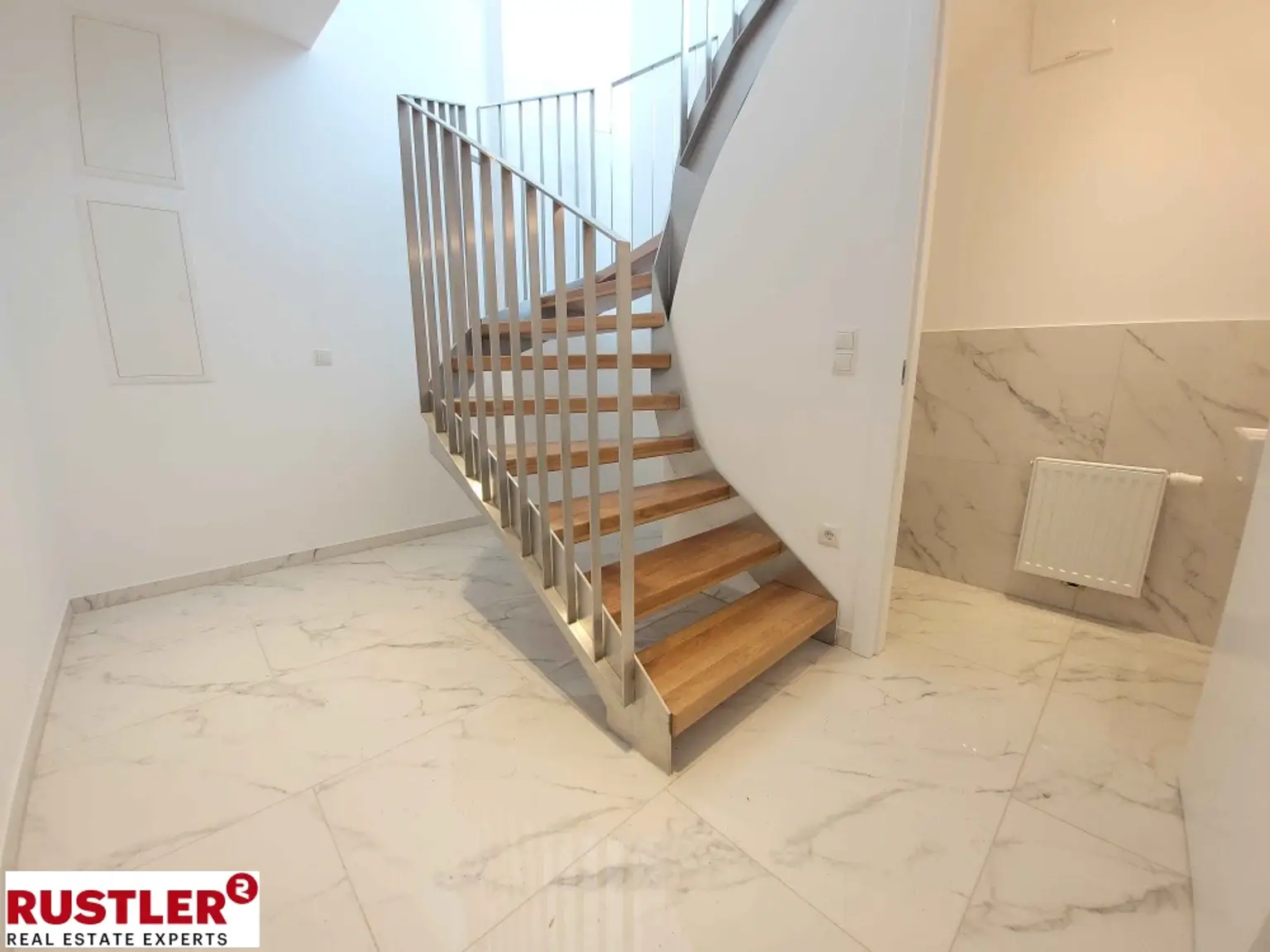 Luxuriöse Dachterrassenwohnung auf 3 Etagen direkt an der U3 - klimatisiert - mit Garage!