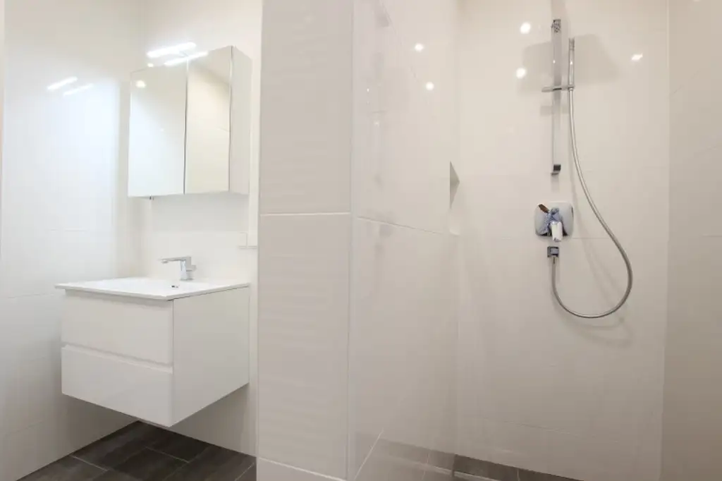 KÜHLUNG, EWE-KÜCHE, WALK-IN-DUSCHE, SCHÖNE TERRASSE, BAUJAHR 2021, GRÜNRUHELAGE KORNEUBURG ZENTRUM!!