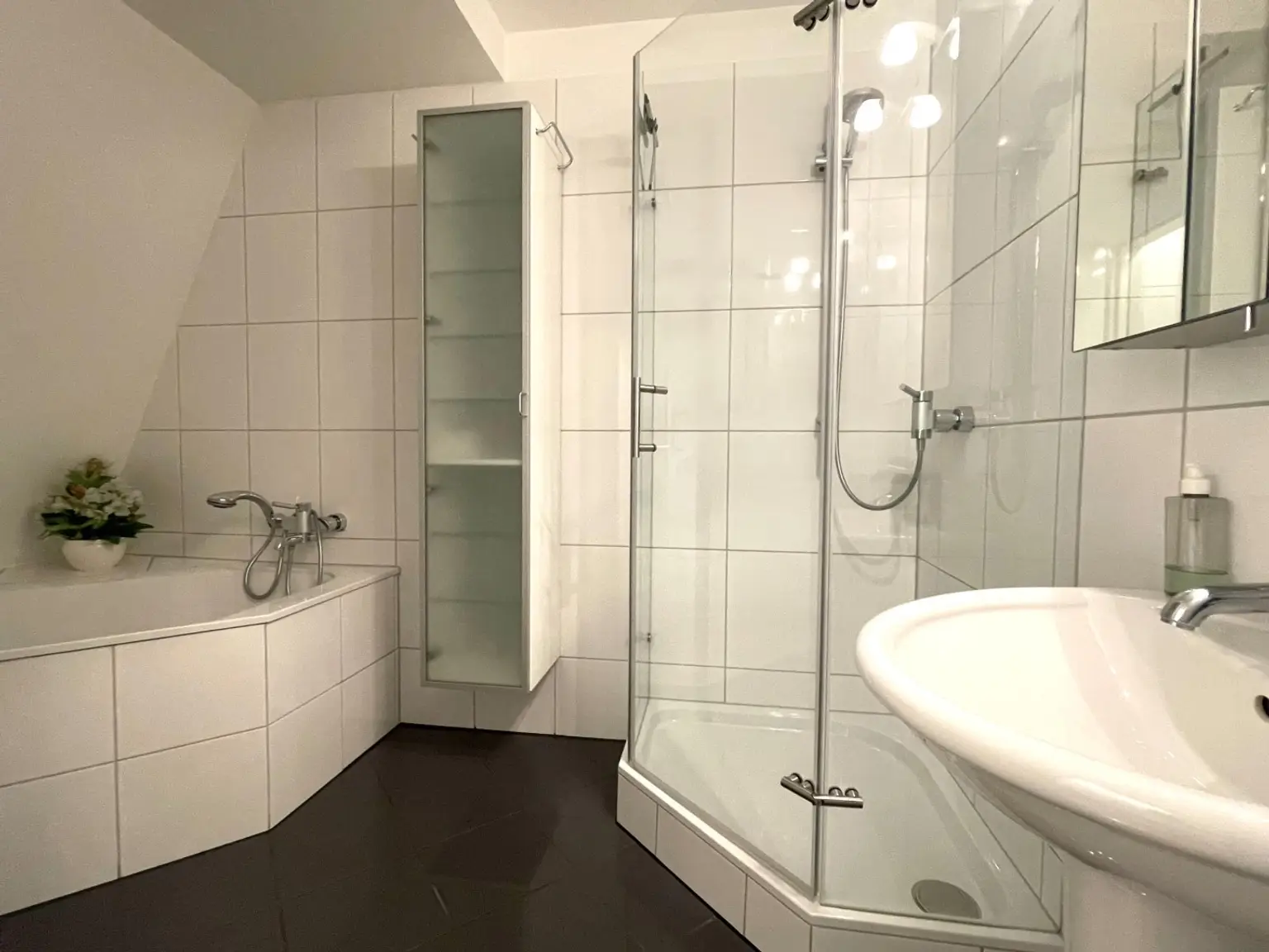 "Moderne Dachgeschosswohnung mit großer Terrasse & Garagenstellplatz"