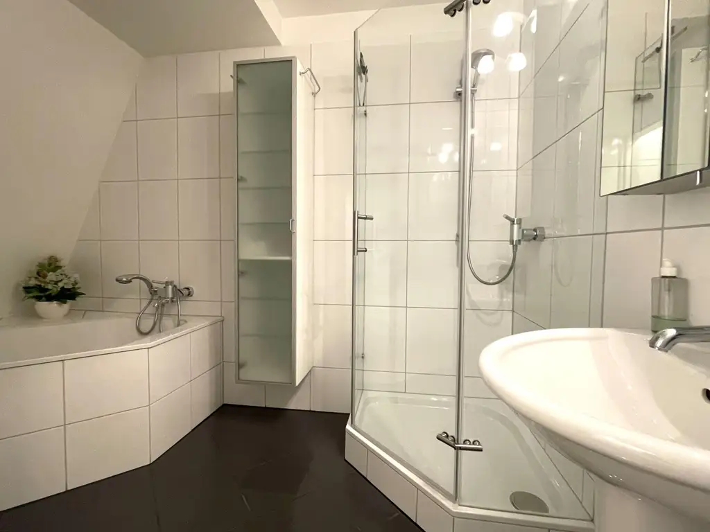 "Moderne Dachgeschosswohnung mit großer Terrasse & Garagenstellplatz"