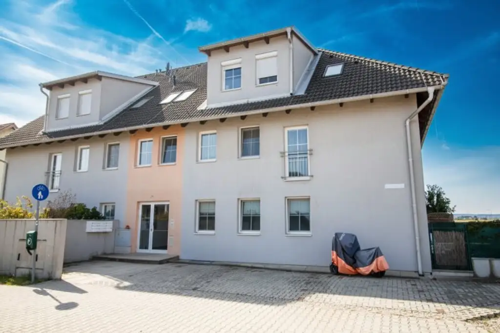 MIETWOHNUNG in SCHNELLBAHNNÄHE mit Fußbodenheizung, Parkplatz und großem Kellerabteil -> Saniert!