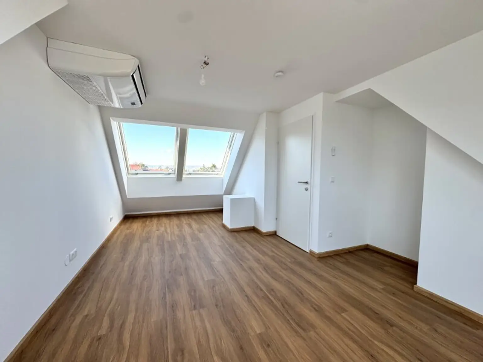 Hochwertige Dachgeschosswohnung mit Terrasse sowie Klimaanlage - Erstbezug - Unbefristet