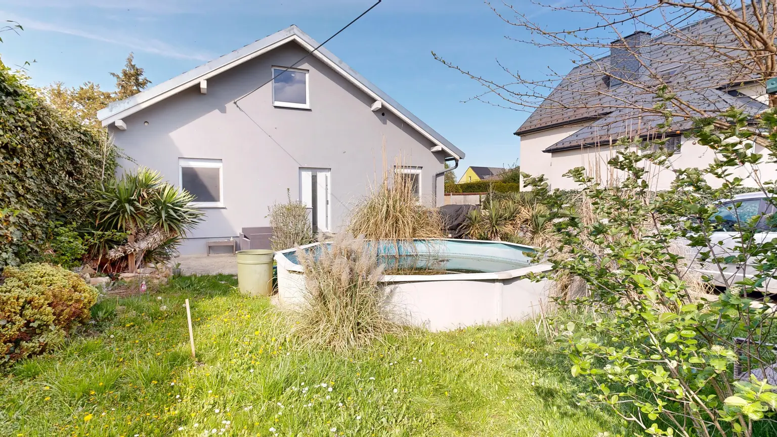 Außenansicht Haus mit Garten