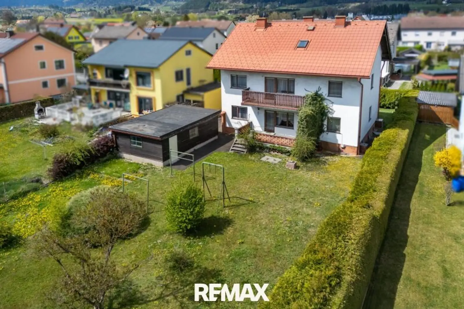 Hausansicht mit Garten