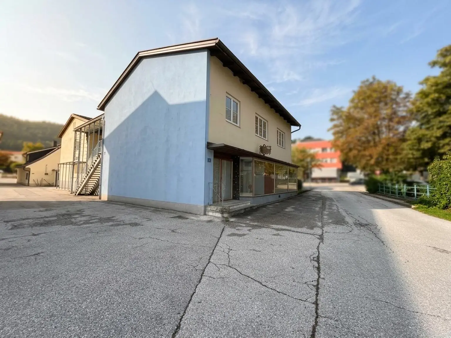 Seitenansicht Immobilie mit Parkmöglichkeiten