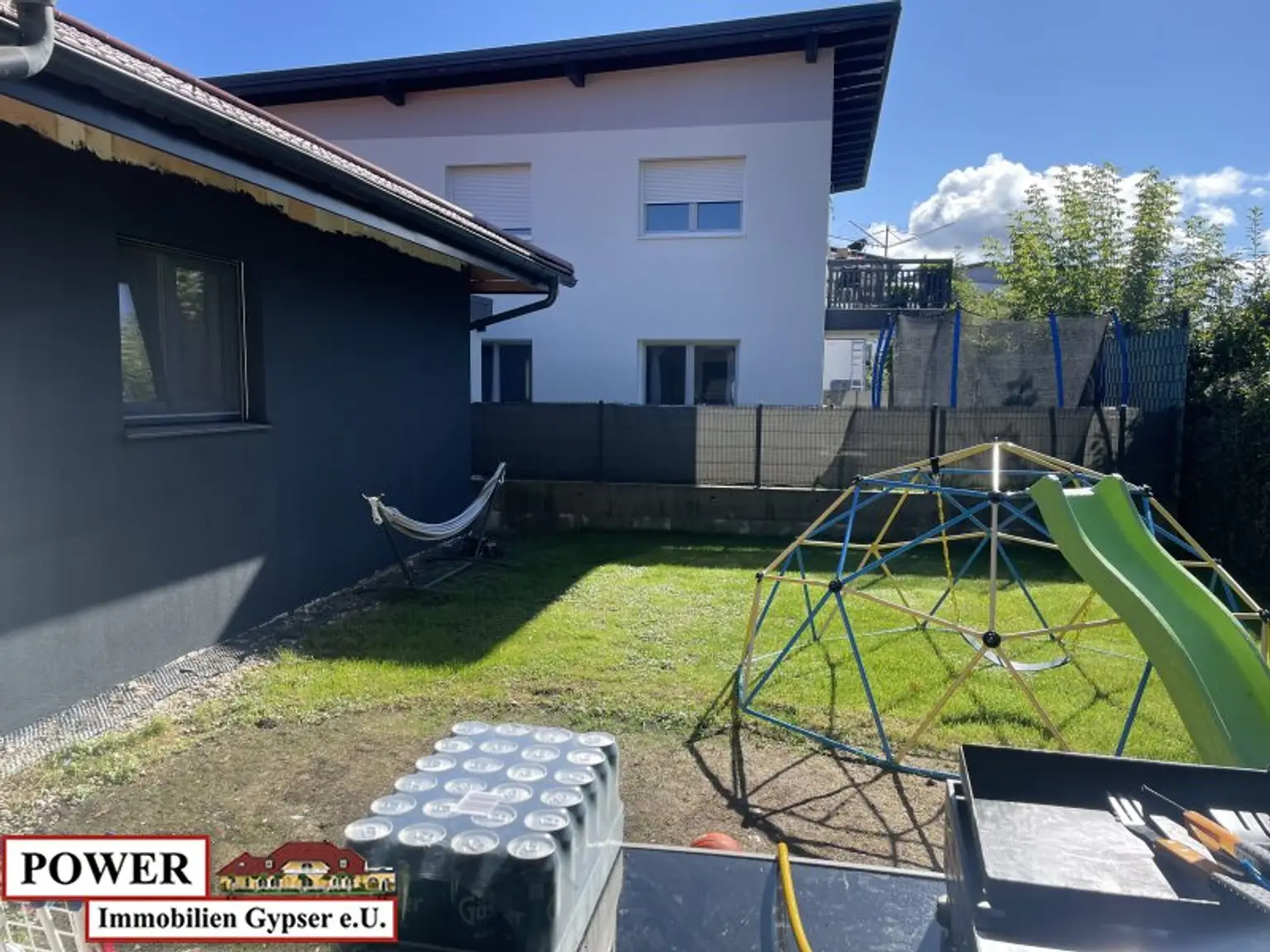 Neuwertiger Bungalow in unschlagbarer Lage, zentral, umgeben von Grünland in Bachnähe!