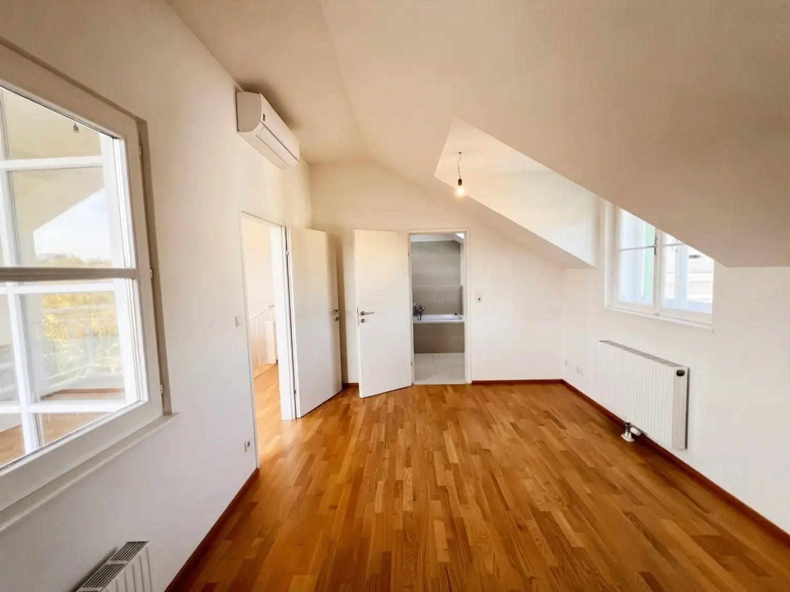 UNBEFRISTET: Klimatisierte Dachgeschosswohnung mit Loggien in Botschaftsviertel