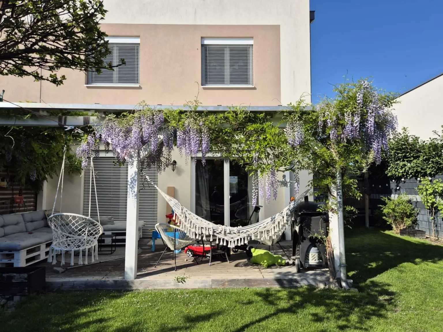 Neuwertige Doppelhaushälfte mit TOP Ausstattung in ruhiger Ortsrandlage